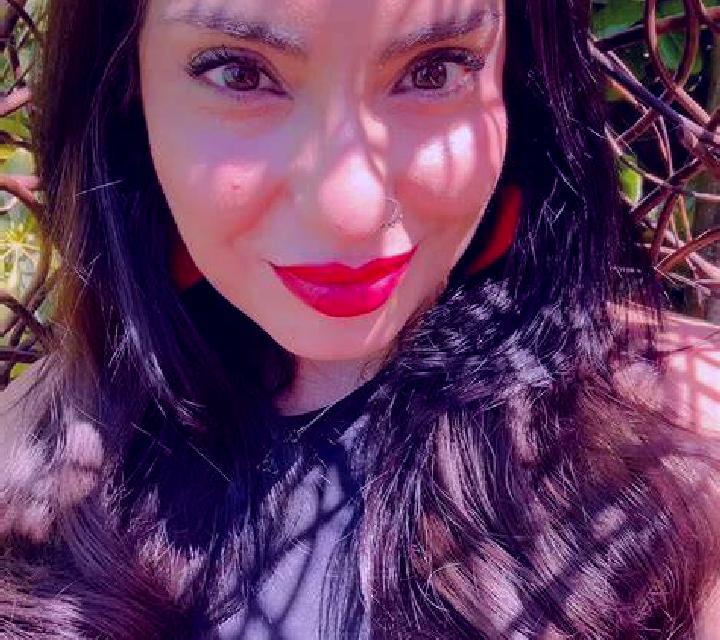 Abril Albons escort