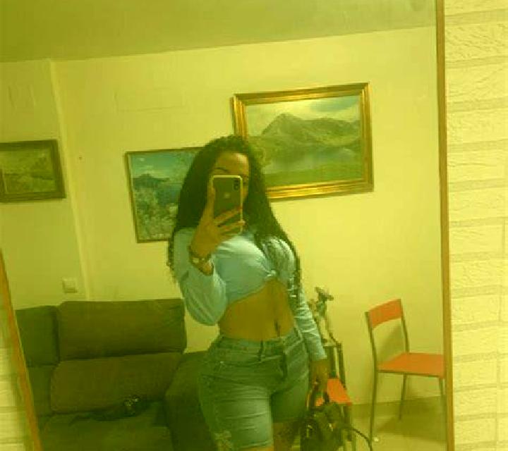 Abril Cabredo escort
