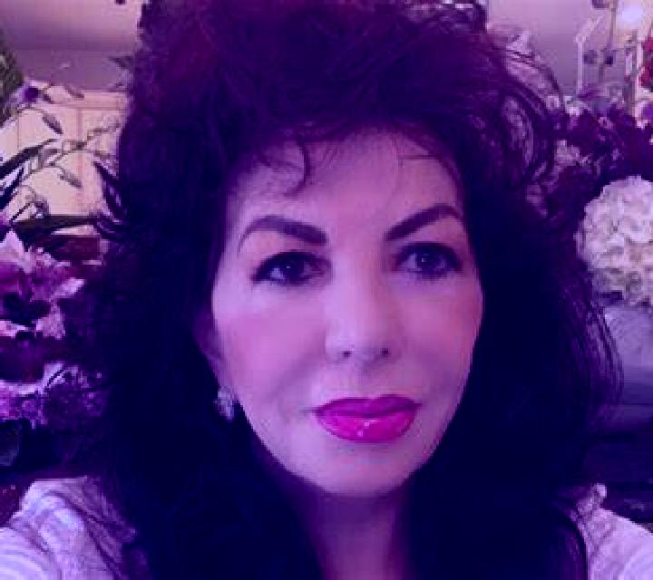 Lola 3 Godall escort