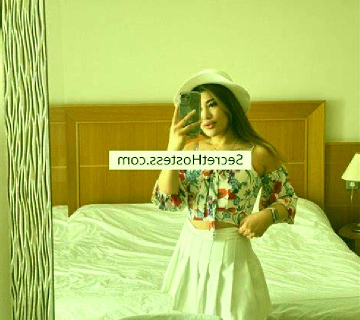 Nora Pinseque escort