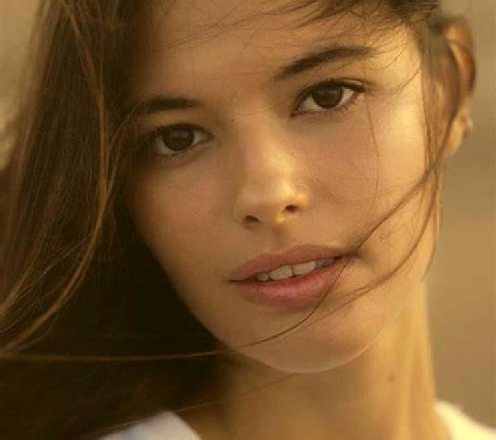Valentina Escucha escort
